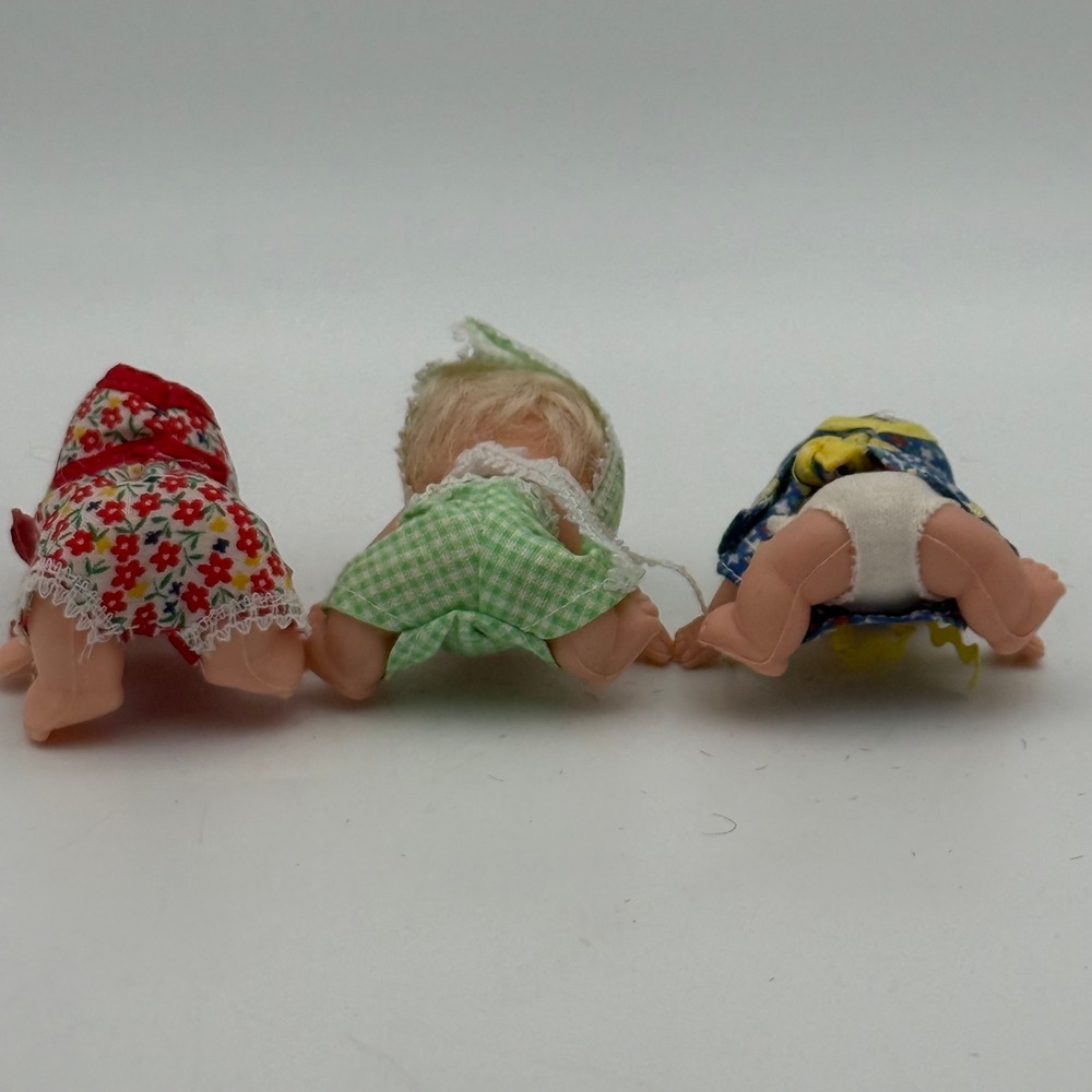 Vintage Miniature Baby Dolls Set of 3 Floral Gingham Outfits Bonnets 4.5 Inch - Picture 3 of 4
